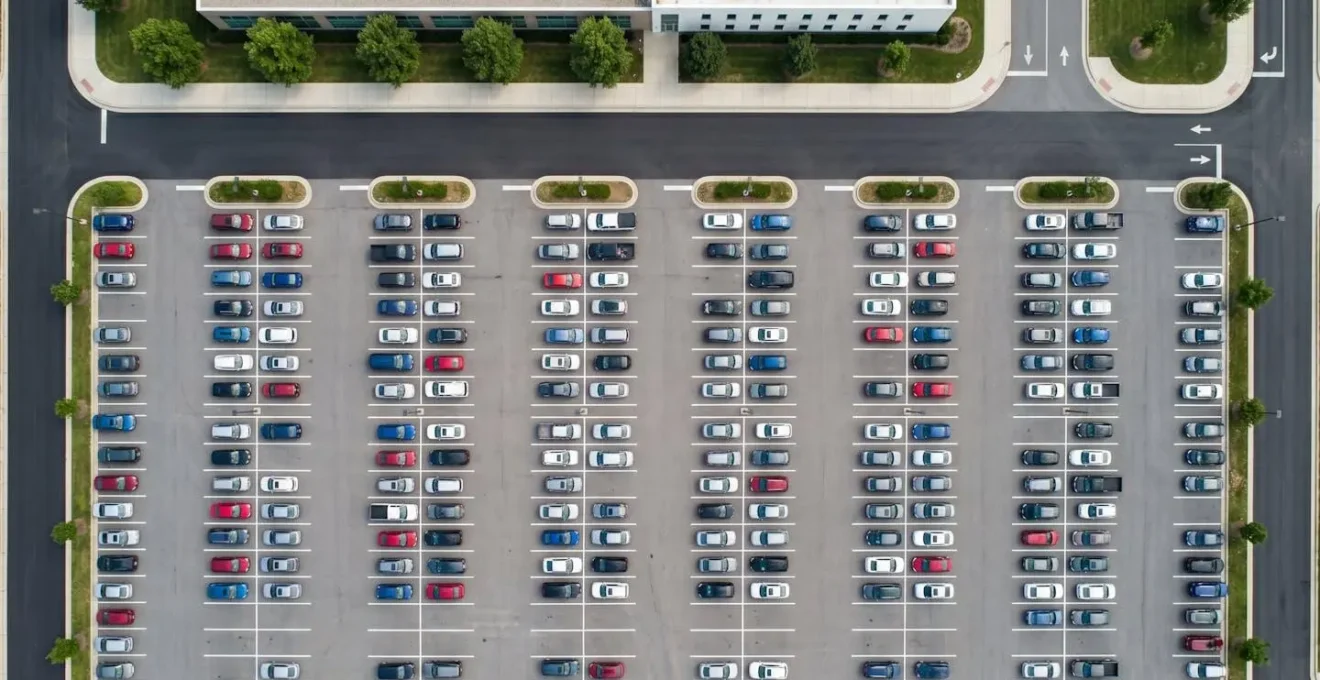 Vue aérienne minimaliste d'un parking d'hôpital avec véhicules