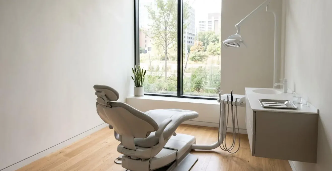 Vue minimaliste d'un cabinet dentaire moderne avec fauteuil vide